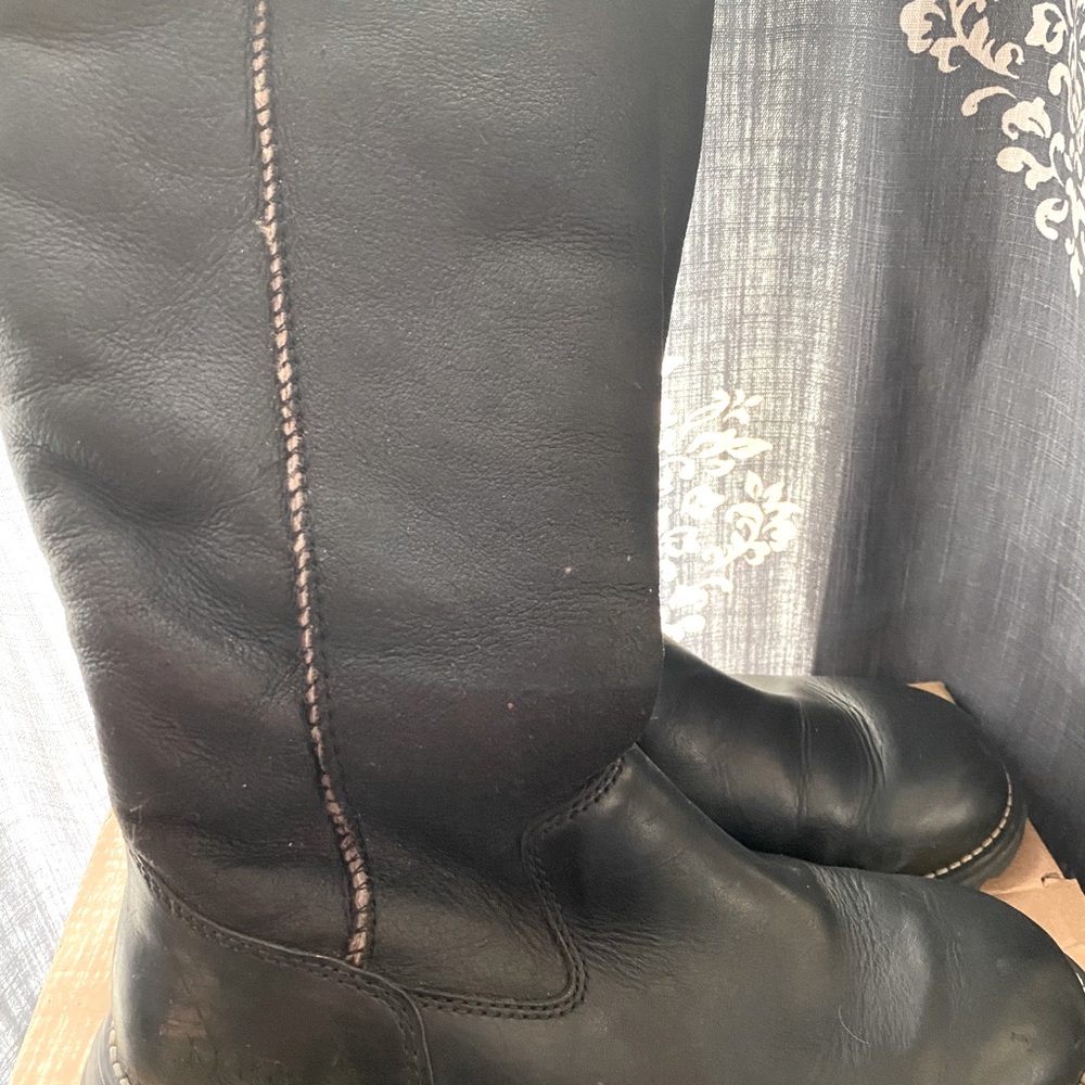 SOLD SOLD SOLD SOLD Ugg’s black leather